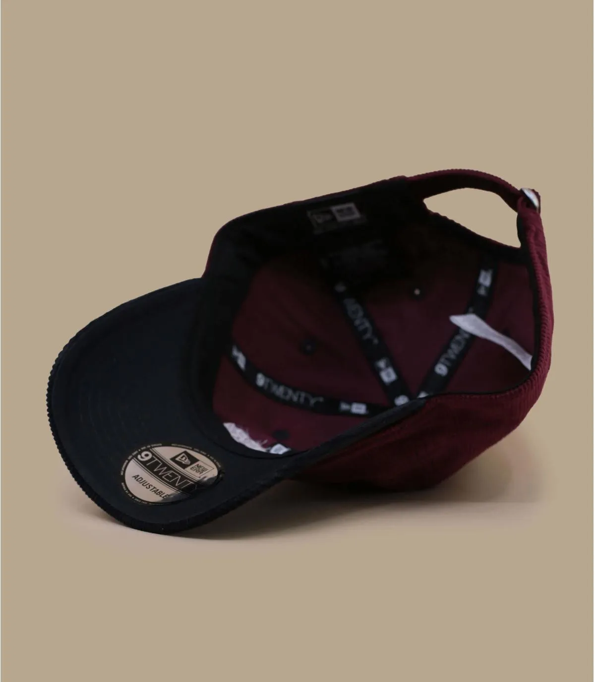 Casquette baseball côtelé rouge et noir - Casquette Contrast Cord 9Twenty cardinal navy New Era : Headict